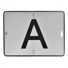 Advarselsskilt A i aluminium – foldbart med drejelås og stort A – sort og hvidt design, 30x40 cm, centreret forfra.