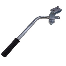 Sivusta näkyvä käsijarruvipu – musta kumikahva, kaareva vipu ja kaksi kiinnitysreikää.