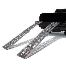 Zijaanzicht van 2 x opvouwbare aluminium oprijplaten – licht gebogen, zilver met zwart rubberen steunprofiel.