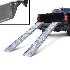 Vinkelvy av Påkörningsramper i aluminium – 2500 mm lång, 300 mm bred och 75 mm hög med silverfärg.