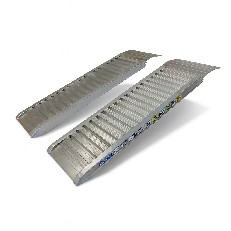 Aluminium ramps – angled view showing silver non-slip surface and curved ends, load capacity 2850kg.