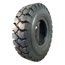 Vinkelvy av KINGS TIRE V-2502 däck 6.00x9 – svart med mönster för bra dragkraft och 12PR bärförmåga.