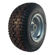 Vinkelbillede af KINGS TIRE V-3502 16x6.50-8 dæk – sort slidbane med sølvmalet fælg.