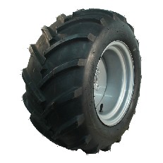 Schuin aanzicht van een DURO HF-255 23x10.50-12 tractorwiel – zwarte band met grijze stalen velg.