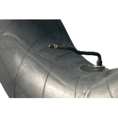 Schlauch 10.00-20 Ventil V3-06-8 – Detailansicht mit gebogener Form und Ventilstamm auf glatter schwarzer Oberfläche
