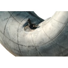 Detailaanzicht van de Binnenband 11.00-16 – zwart met ventiel TR218A op een witte achtergrond.