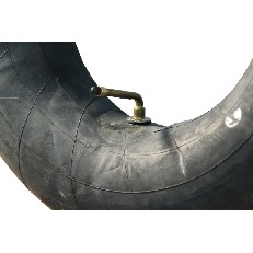 Detail aanzicht van een zwarte binnenband 12-22.5 – met ventiel en maatmarkeringen in goudkleur.
