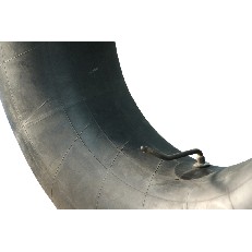 Detailaanzicht van een zwarte binnenband 12.00-24 met ventiel V3-04-5 – gladde oppervlakte en geen montagegaten.