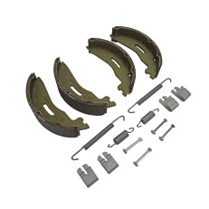 Bremseklodser – brune og grå, buede med metalfjedre og monteringsklips – set ovenfra på hvid baggrund.