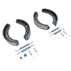 Bremseklodser – grå og sølvfarvede, buede med fjederfastgørere og metalclips – set ovenfra på hvid baggrund.