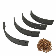 Beral bromsklossar Peitz / BPW – svarta och bruna, med 8 monteringshål och böjda bromsbelägg.