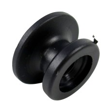 Muovinen pyöreä nuppi kumijohdoille – musta, sileä pinta, halkaisija noin 24mm, reikä noin 6mm.