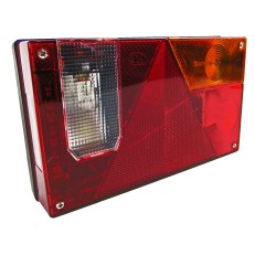 Vue en angle du feu multipoint multichambre Aspöck 24-5210-007 – lumière arrière droite avec feu de recul intégré.