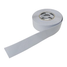 Antihalkband 50mm x 18m transparent – självhäftande tejp med grov yta för ökad säkerhet på hala golv.