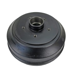 Tamburo del freno adatto a Knott – colore nero – con 5 fori di montaggio e mozzo centrale visibile.