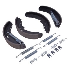 Bremseklodser – sorte og grå, med metalfjedre og monteringsclips – set ovenfra på hvid baggrund.