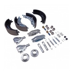 Bremseklodssæt – 4 sorte bremseklodser og forskellige små dele i galvaniseret finish.