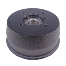 Vista frontale del tamburo del freno BPW S 1704-7 – colore nero con supporto per cuscinetto centrale e 4 fori di montaggio.