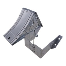 Vinklet billede af Alko hjulklods – galvaniseret metal med buet design og holder, ideel til trailersikkerhed.