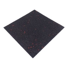 Ylhäältä nähtynä musta ja punainen liukastumisenesto 200 x 200 x 3 mm – kumirakeesta valmistettu, anti-slip pinta.