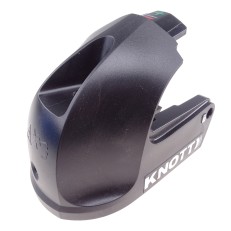 Knott mjuk docka – svart med Knott-bokstäver, frontvy, anpassningsbar passform och spakmekanism.