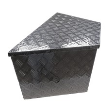 Aluminium drawbar box – front view featuring a V-shape design and checkered pattern in silver color.