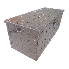 Vinklet billede af en sølv aluminium opbevaringsboks – rektangulær form med diamantplade mønster og hængslet låg.