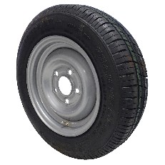 Viistosta näkymä Goodride 155/70 R12C – musta rengas 4,5J x 12 ET20 viidellä kiinnitysreiällä.