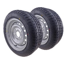 Framvy av 2-pack hjul Journey med däckstorlek 195/50 R13C – svarta däck och silverfälgar 6Jx13 med 5 hål.