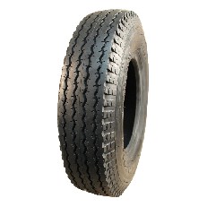 Vinkelvy av Däck 4.80/4.00-8S-6003 6PR TL NaRubb – svart däck med mönster, avsett för personbilsanhängare.