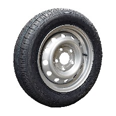Schuin aanzicht van een compleet wiel – Goodride ST290 band 155 R13C met grijze stalen velg 4.5Jx13 en 5x112 steek.