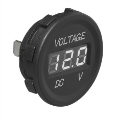 Inbyggd digital voltmeter med svart och vit display – spänningsområde 6-30V, frontvy på vit bakgrund.