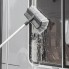 Teleskopisk vaskebørste – 1,8 meter lang med børstehoved og teleskophåndtag i sort og hvid.