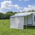 Tenda anteriore 380 x 200 cm – vela parasole bianca e blu con motivo a strisce, montata su un veicolo, vista laterale.