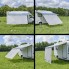 Vista frontale della tenda anteriore / vela parasole 380 x 200 cm – tessuto a rete bianco e blu su sfondo erboso.