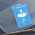 Vooraanzicht van een blauwe parkeerschijf met zuignaphouder – klok en parkeer symbool zichtbaar.