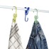 6er Set Wäsche Klammern – Frontansicht mit Haken und in den Farben Grün und Blau.