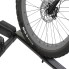 Auffahrrampe für Hapro Fahrradträger – Detailansicht in Schwarz und Grau mit großem Reifen und Disc-Bremse.