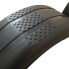Detaljevisning af tandemsæde i sort plast – 240 mm bredde og 1400 mm spændvidde med tekstureret overflade.