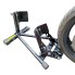 Motorrad Standschiene – Seitenansicht mit schwarzem Stahl, verstellbarem Radhalter und Hebelmechanismus.