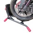 Béquille de moto ACEBIKES SteadyStand – vue de côté avec pieds en caoutchouc rouge et bras de support ajustables.