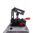Doppelhub Hydraulikpumpe – Seitenansicht mit rotem Druckventil und Hebelgriff nach oben, silbernes Gehäuse.