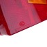 Détail de la lentille de rechange Hella 9385 gauche – verre rouge avec section orange et logo Hella sur fond blanc.