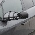 Detail aanzicht van de Caravan spiegel Basic clip-on spiegel – zwarte bevestigingsclips en gebogen montagebeugel.