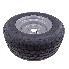 Schuin aanzicht van een 225/55 R12C 104N band – 7.00 x 12 velg met zwarte en zilveren afwerking.