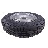 Schuin aanzicht van een 155 R13 band – 4,5 J x 13 velg met 5 gaten in zwart en zilver op een witte achtergrond.