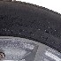 Detaljvy av 195 R14C hjul – aluminiumfälg 5,5J x 14 med svart däck och silverfälg.
