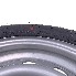 Detaljvy av hjul med 135/80 R13 däck – 4J x 13 fälg med fyra hål i svart och silver.
