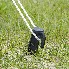 Nylon teltpløkker 22,5 cm – sort med vedhæftet snor – set forfra på græs.