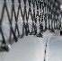 Detail aanzicht van een zwart elastisch aanhangernet – met grommet gaten voor bevestiging en UV-gestabiliseerd.